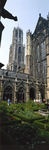 852108 Gezicht op het zuidertransept en de kruisgang van de Domkerk en de Domtoren te Utrecht, vanuit de pandhof.